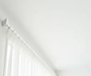 Jak dobrać karnisz sufitowy